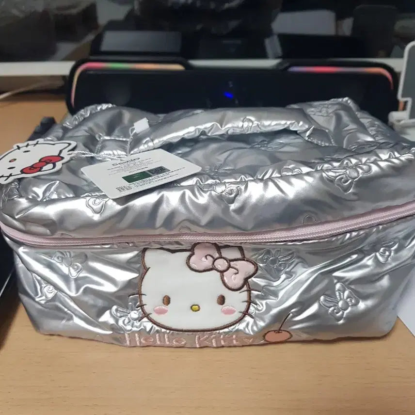 [BUNJANG] Hello Kitty Silver Pouch Bag / 헬로키티 실버 파우치 가방