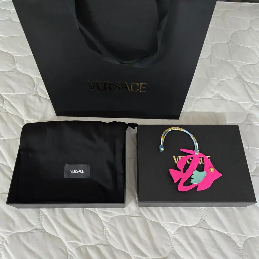 [BUNJANG] Versace Fish Leather Bag Charm / 베르사체 피쉬 가죽 백참