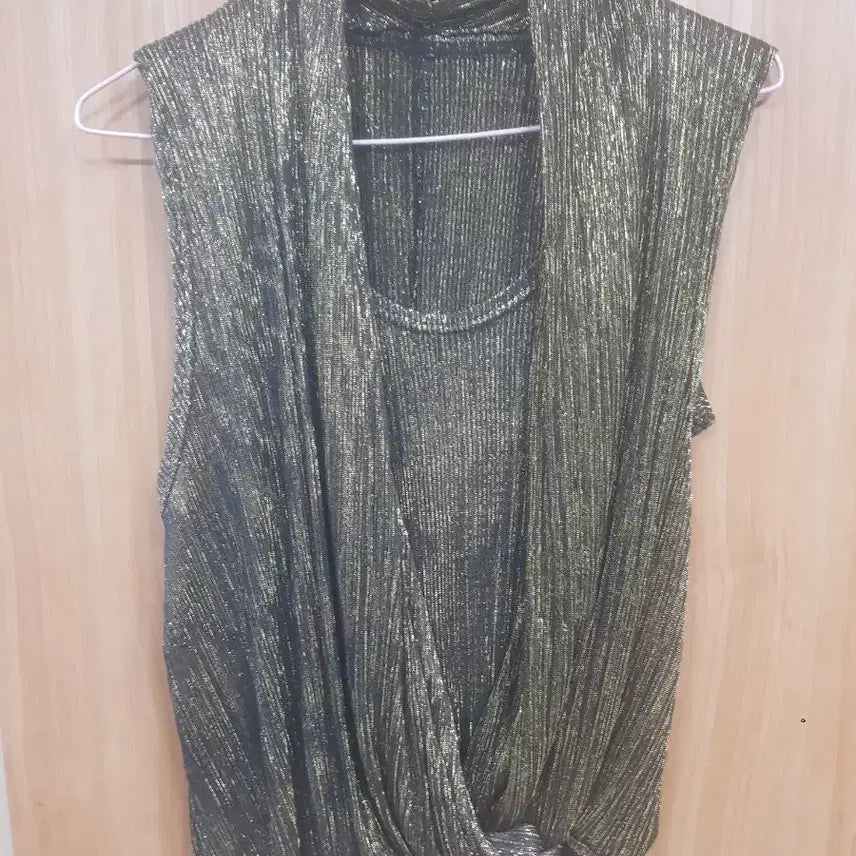 [BUNJANG] Gold Pleated Wrap Style Blouse (Size 55-66) / 금색 플리츠 랩 스타일 블라우스(55~66)미사용