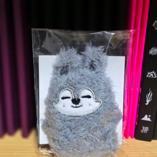 [BUNJANG] Stray Kids SKZOO Wolf Chan Finger Puppet Keychain Holder (Sealed) / 미개봉) 스트레이키즈 스키주 울프찬 핑거 퍼펫 키 홀더 팝니다