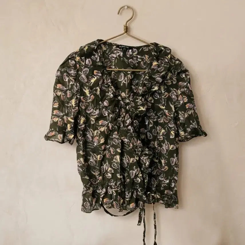 [BUNJANG] STUDIO LAP Deep Green Floral Pattern Frill Blouse / STUDIO LAP 세련된 딥그린 플라워 패턴 프릴 블라우스