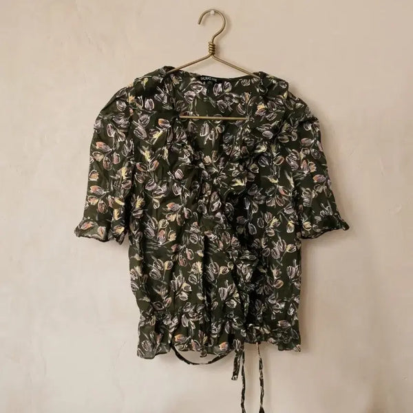 [BUNJANG] STUDIO LAP Deep Green Floral Pattern Frill Blouse / STUDIO LAP 세련된 딥그린 플라워 패턴 프릴 블라우스