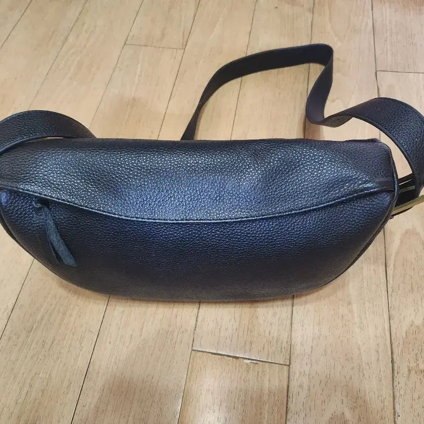 [BUNJANG] Black Leather Crossbody Bag / 모던한 블랙 가죽 크로스백