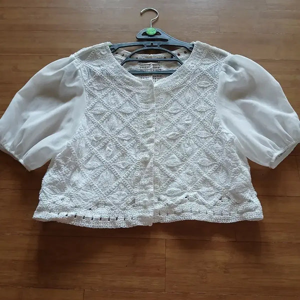 [BUNJANG] White Short Sleeve Blouse with Punching Lace Detail / 화이트 반팔 블라우스 펀칭 레이스 장식