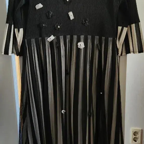 [BUNJANG] Pleated Long Dress with Lace Design / 플리츠 원피스