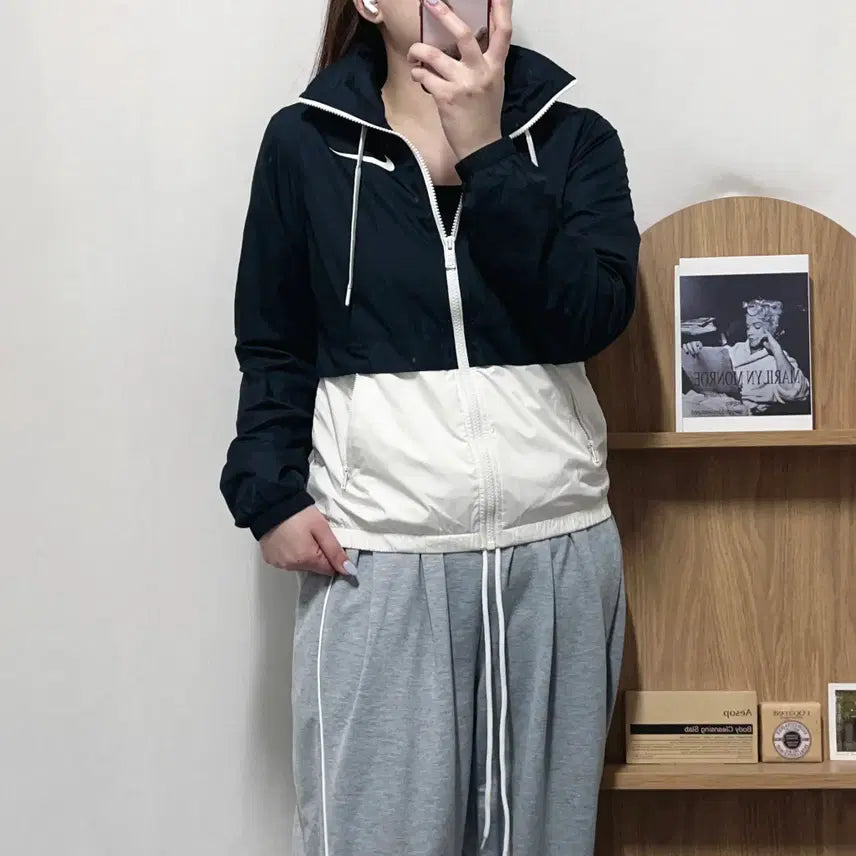 [BUNJANG] Nike Color-Blocked Windbreaker Jacket / 나이키 블랙 화이트 배색 바막 [ S ]