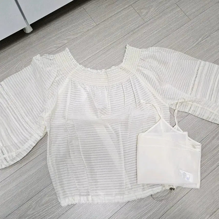 [BUNJANG] TIME Off-Shoulder Blouse with Camisole Set / TIME 타임 오프숄더 블라우스 + 나시 세트