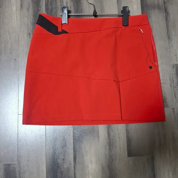 [BUNJANG] Golf Skirt with Black Waistline Accent / 골프 스커트
