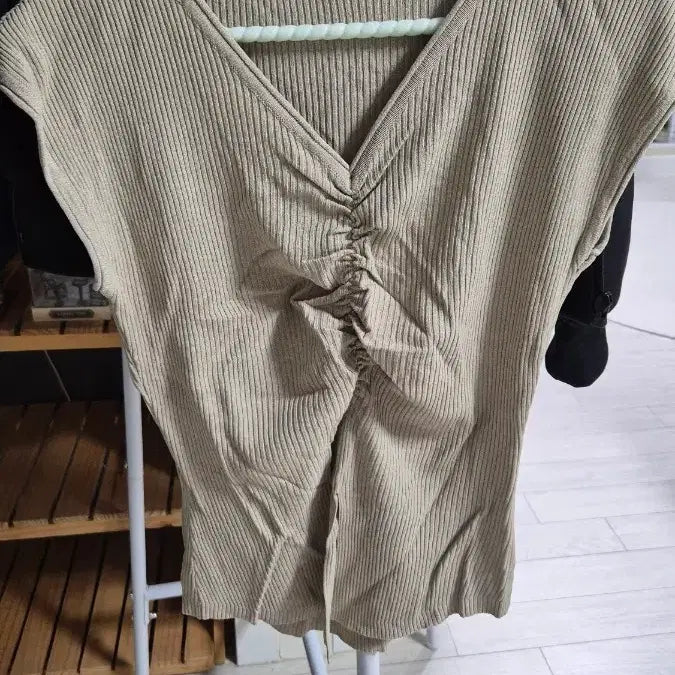 [BUNJANG] Beige Shirring Short-Sleeve V-Neck Knit Top / 베이지색 셔링 반팔 니트