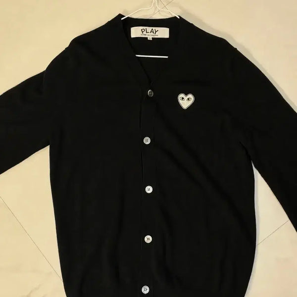 [BUNJANG] Comme des Garçons White Wappen V-Neck Cardigan / 꼼데가르송 화이트 와펜 브이넥 가디건