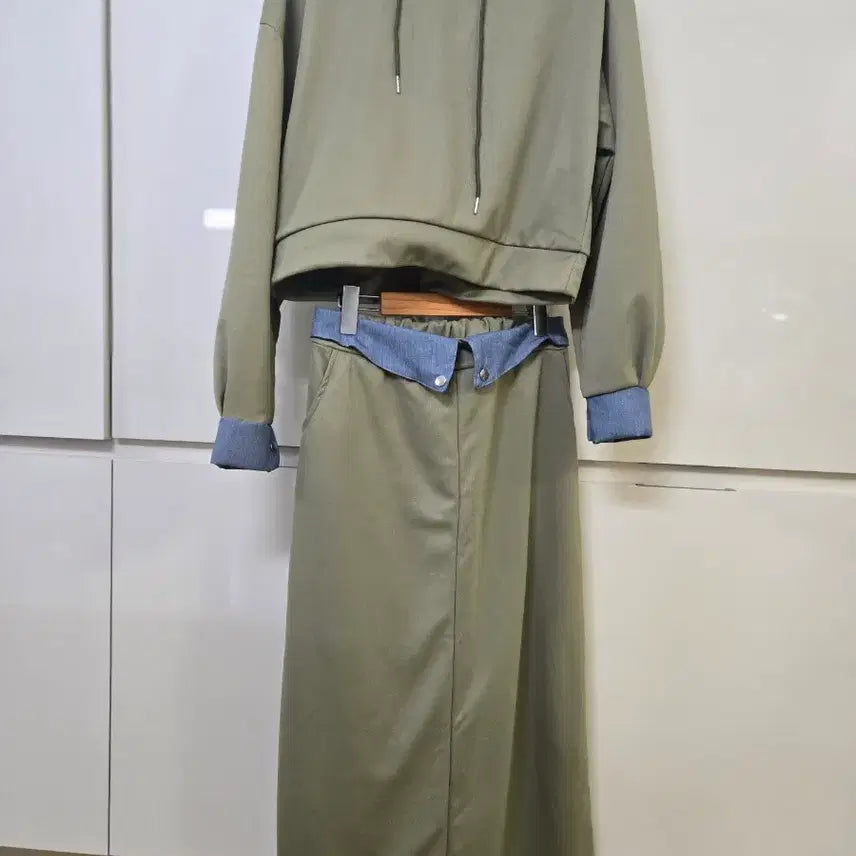 [BUNJANG] Khaki Cropped Hoodie and Denim Long Skirt Set / 카키색 후드티 + 롱 스커트 세트