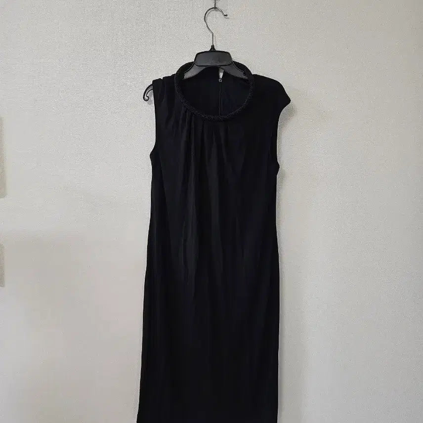 [BUNJANG] Burberry Authentic Black Sleeveless Dress with Beaded Detail / 버버리정품 블랙 민소매 여성 원피스