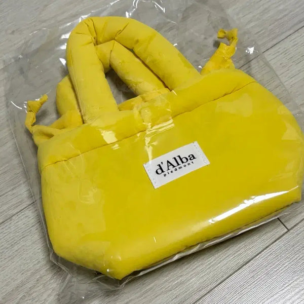 [BUNJANG] Dalba Signature Logo Mini Padded Pouch Yellow / [새상품]달바 시그니처 로고 미니 패딩백 파우치 엘로우