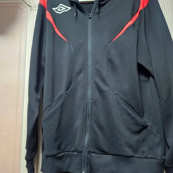 [BUNJANG] Umbro Black/Red Hoodie Zip-Up XL / 엄브로 블랙/레드 후드집업 XL