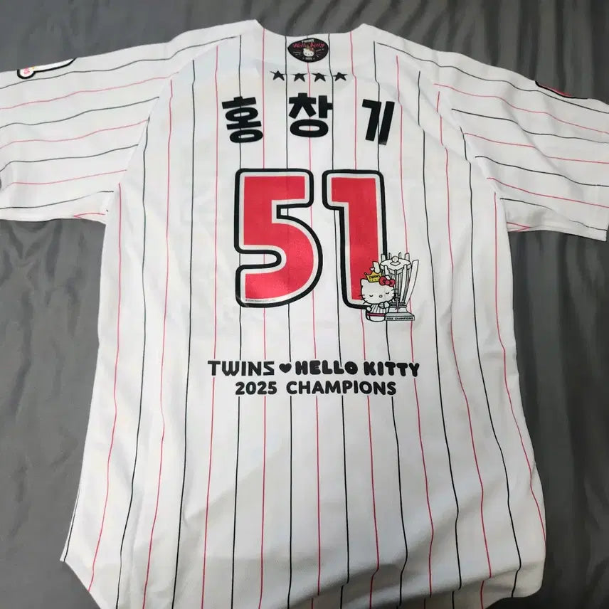 [BUNJANG] LG Twins Hong Chang-gi Hello Kitty Collaboration Champion Uniform (Size 2XL) / (110) LG트윈스 홍창기 챔피언 헬로키티 유니폼 새것