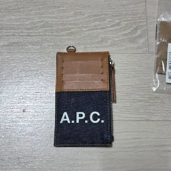 [BUNJANG] A.P.C. Axel Neck Strap Cardholder Caramel / A.P.C.( 아페쎄)  악셀 넥스트랩 카드지갑 남여공용