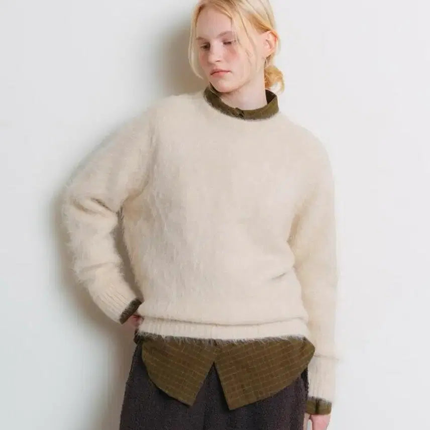 [BUNJANG] The Raust Hairy Alpaca Round Knit (Ivory) / 더라우스트 헤어리 알파카 라운드 니트