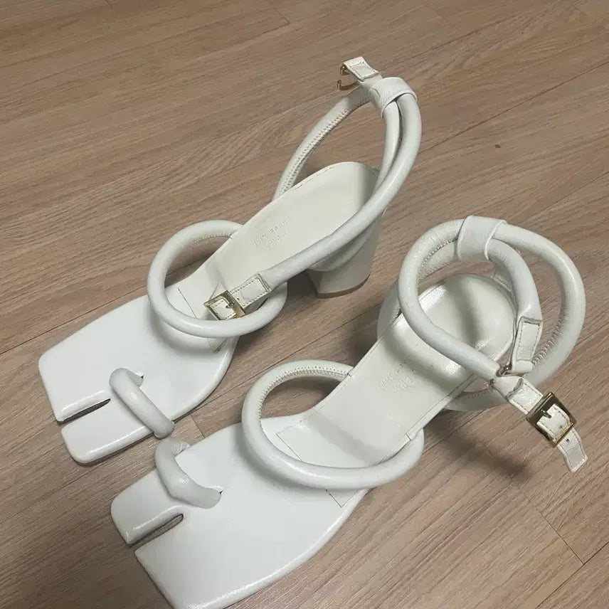 [BUNJANG] White Sandals Size 235 / 흰색 샌들 235사이즈