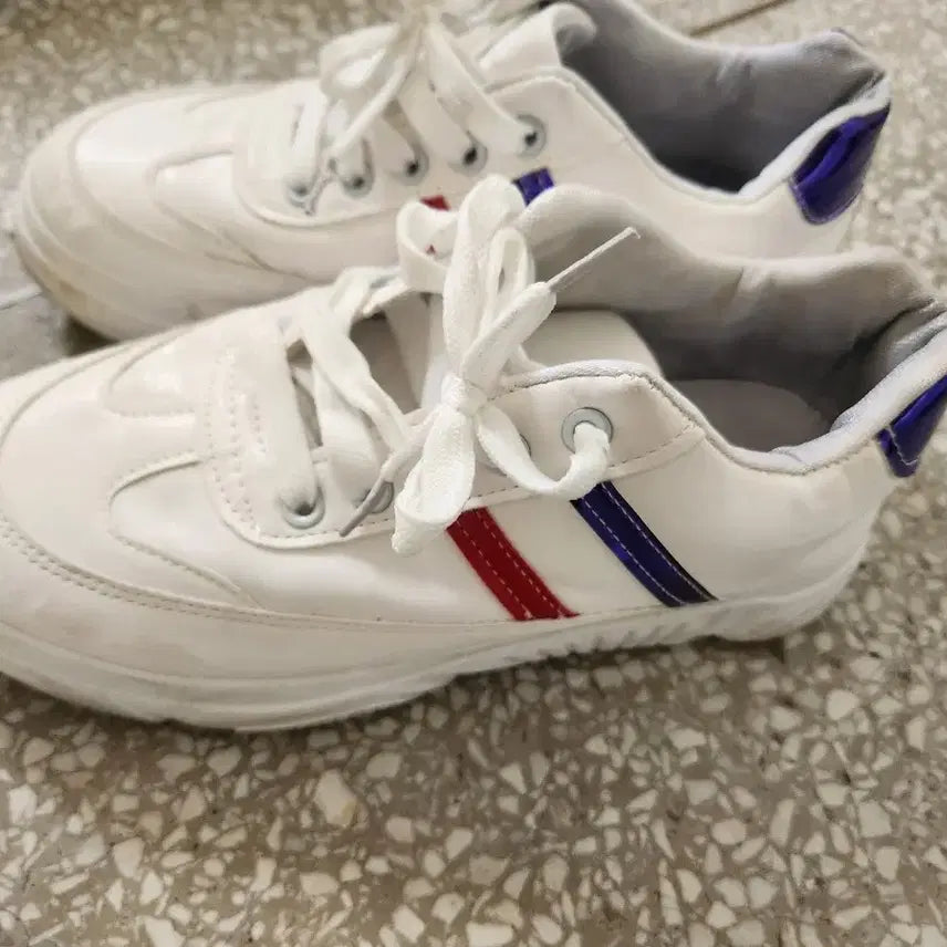 [BUNJANG] White Sneakers with Red/Blue Accents / 흰색 스니커즈 운동화 레드/블루 포인트
