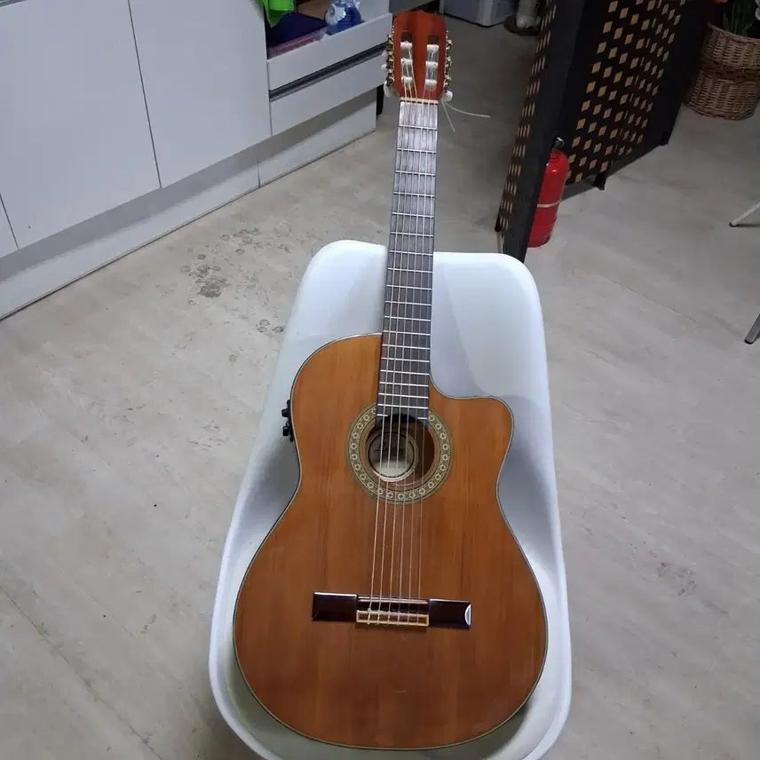 [BUNJANG] Japanese Cutaway Acoustic-Electric Guitar with EQ / (가격인하)일제 컷어웨이 이큐클래식기타