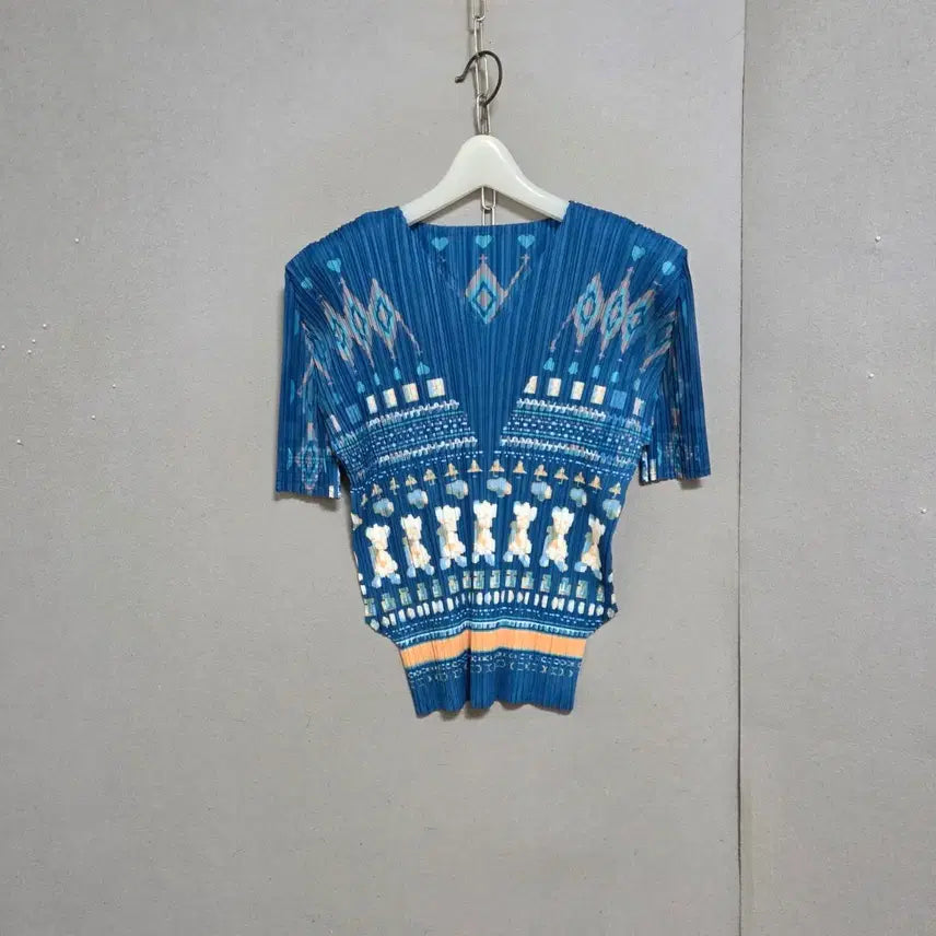 [BUNJANG] Patterned Pleated V-Neck T-Shirt / 무늬멋스런 플리츠 브이넥 티셔츠 F  n5710