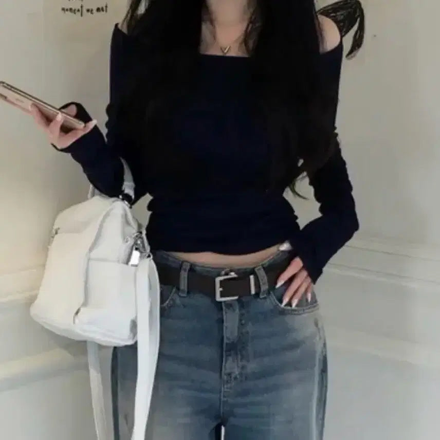 [BUNJANG] Off-Shoulder Black T-Shirt / 오픈숄더 블랙 티