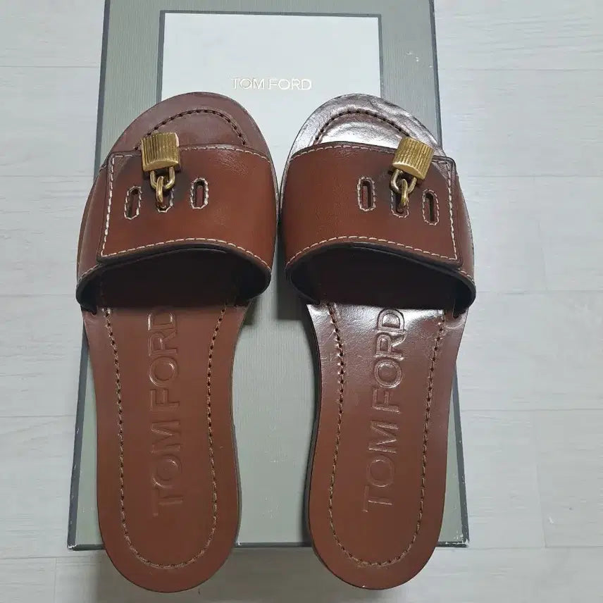 [BUNJANG] Tom Ford Calfskin Gold-Tone Emblem Slides / 톰포드 샌들