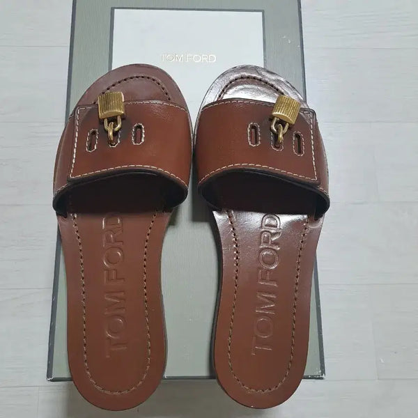 [BUNJANG] Tom Ford Calfskin Gold-Tone Emblem Slides / 톰포드 샌들