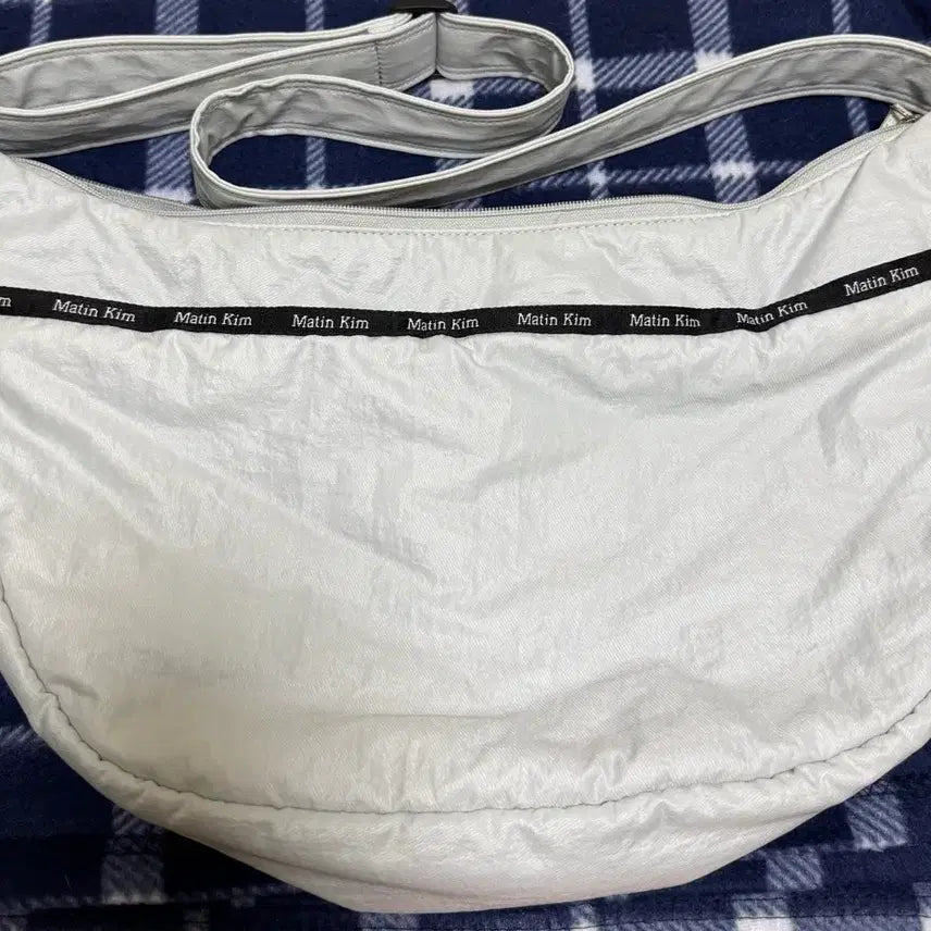 [BUNJANG] Matinkim Glossy Fabric Round Crossbody Bag Light Grey / 마뗑킴 글로시 패브릭 라운드 크로스백 라이트 그레이