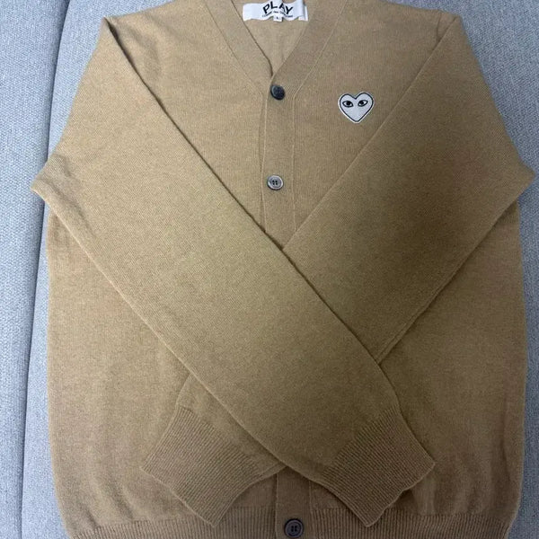 [BUNJANG] Comme des Garçons Beige V-Neck White Heart Patch Cardigan / 꼼데가르송 베이지 화이트와펜