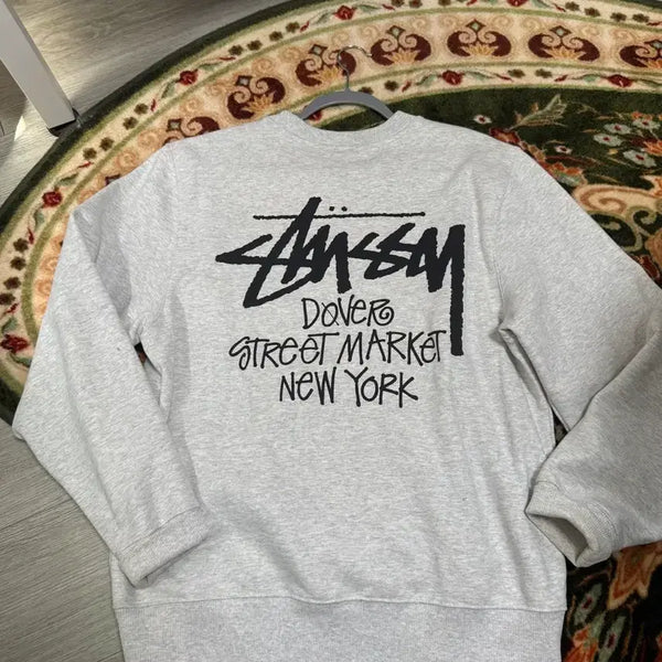 [BUNJANG] Stussy Stock Dover Street Market New York Crewneck Ash Heather 2021 / 스투시 스탁 도버 스트리트 마켓 뉴욕 크루넥 애쉬 헤더 2021
