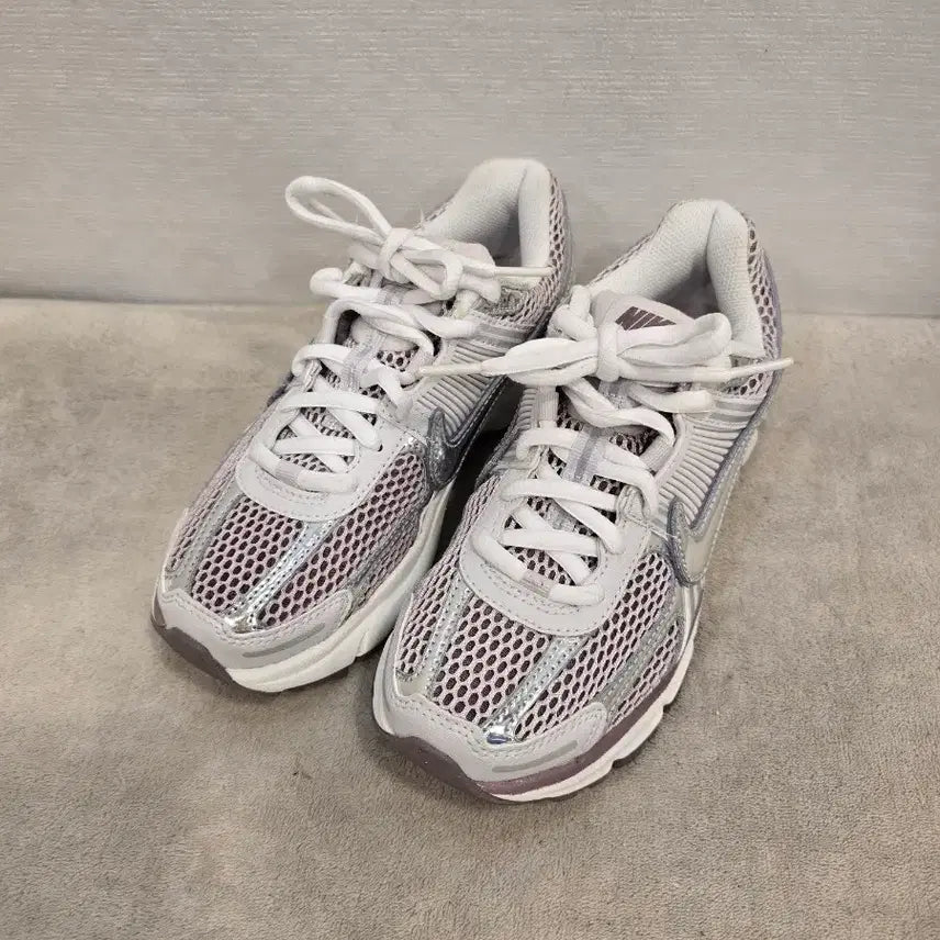 [BUNJANG] Nike Zoom Vomero 5 Grey Metallic Silver Women's Sneakers / 거의새거) 나이키 줌 보메로 5 그레이 메탈릭 실버 운동화 240