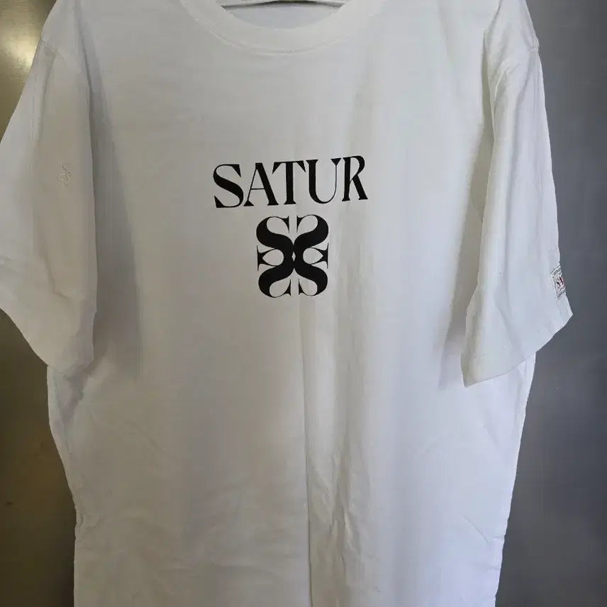 [BUNJANG] SATUR White Short-Sleeve T-Shirt / SATUR 흰색 반팔 티셔츠