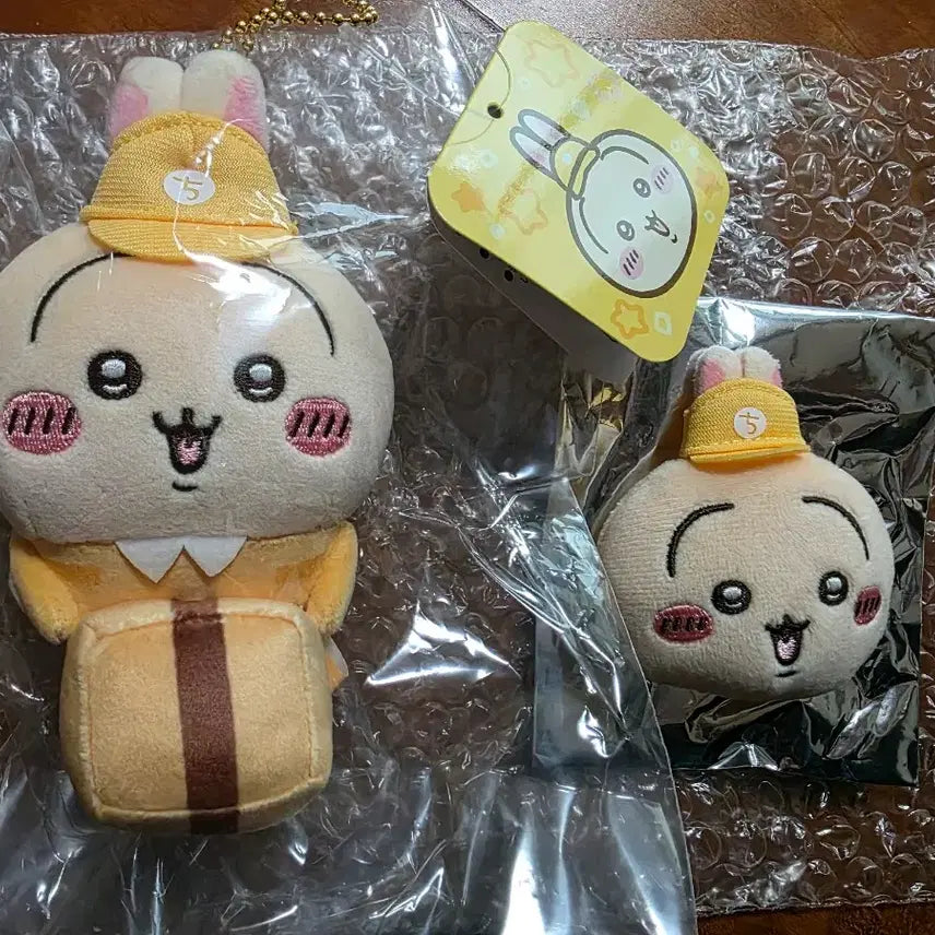 [BUNJANG] Chiikawa Usagi Delivery Worker Mascot & Limited Edition Face Badge Set / 치이카와 우사기 배달원 마스코트 & 우사기 한정판 얼굴뱃지 세트