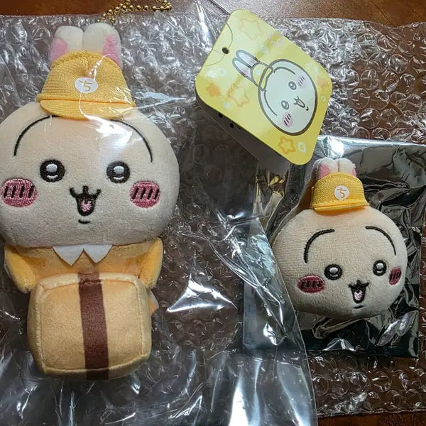 [BUNJANG] Chiikawa Usagi Delivery Worker Mascot & Limited Edition Face Badge Set / 치이카와 우사기 배달원 마스코트 & 우사기 한정판 얼굴뱃지 세트
