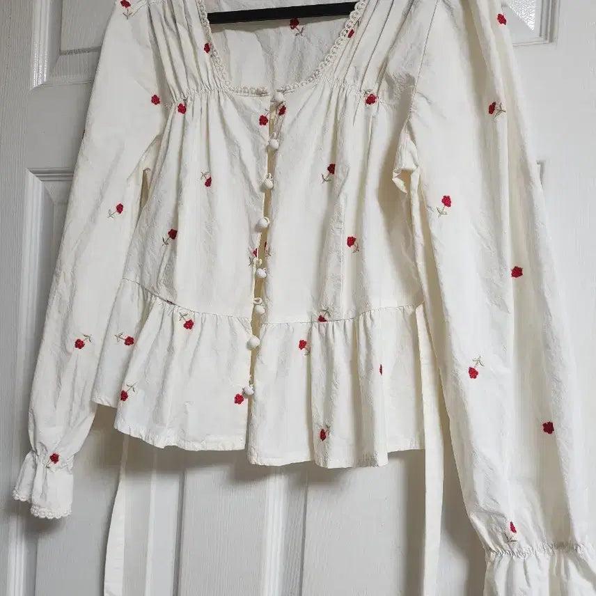 [BUNJANG] Ivory Rose Embroidered Blouse with Shirring Detail / 아이보리 장미 자수 블라우스 셔링