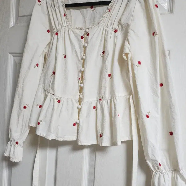 [BUNJANG] Ivory Rose Embroidered Blouse with Shirring Detail / 아이보리 장미 자수 블라우스 셔링