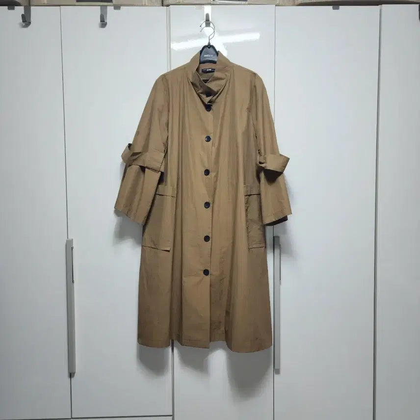 [BUNJANG] Long High-Neck Trench Coat with Sleeve Strap Detail - Khaki Beige / 롱 트렌치 코트 진베이지 소매 스트랩 장식 하이넥 베이지 트렌치코트