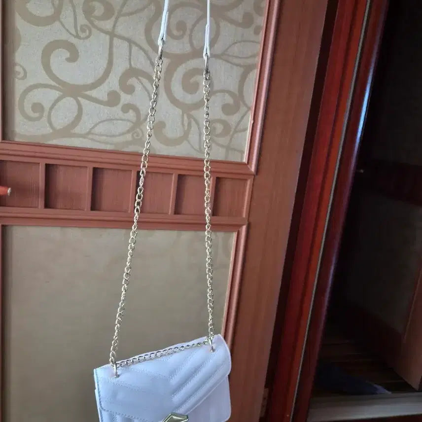 [BUNJANG] Ivory Quilting Chain Crossbody Bag / 아이보리 퀼팅 체인 크로스백