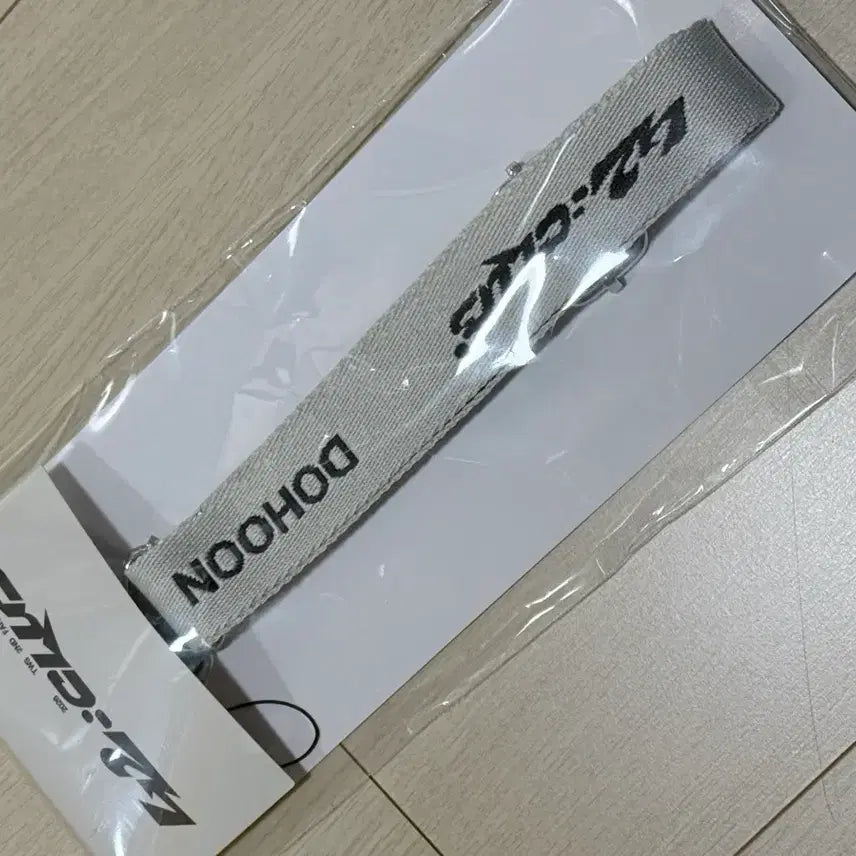 [BUNJANG] TWS Fan Meeting Goods Hat & Strap Bundle Set / 투어스 팬미팅 굿즈 모자, 스트랩 일괄