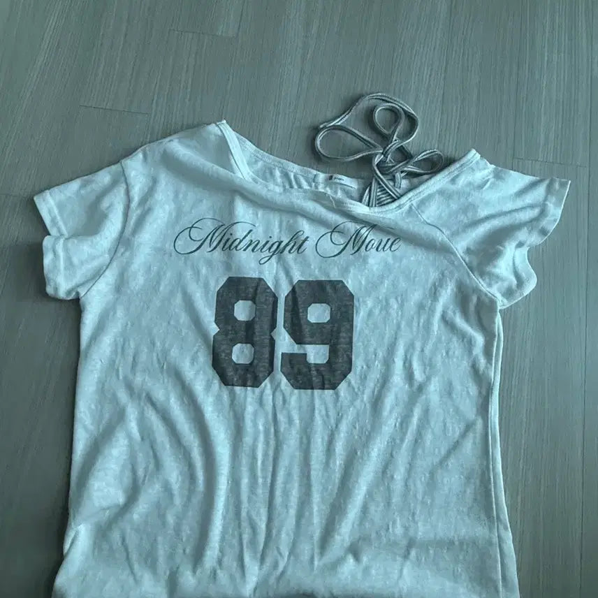 [BUNJANG] White Semi Off-Shoulder T-Shirt with Strap Detail / 화이트 티셔츠/ 반 오프숄더