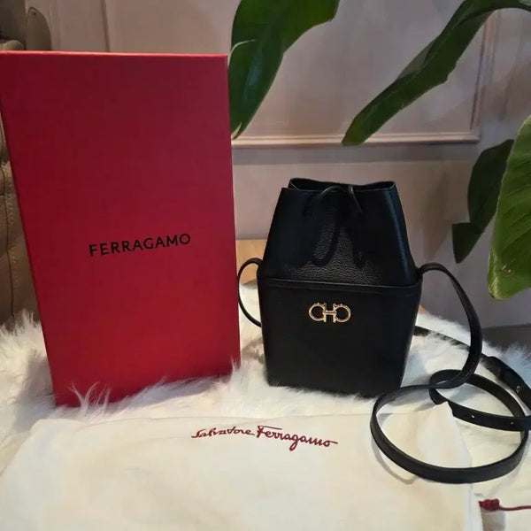 [BUNJANG] Salvatore Ferragamo Gancini Mini Bucket Shoulder Bag Black / 페라가모 간치니 미니21 블랙 크로스 숄더백