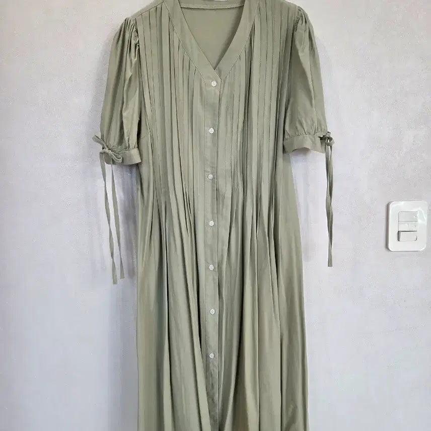 [BUNJANG] Rayon Pintuck Detail V-Neck Dress / 핀턱 원피스