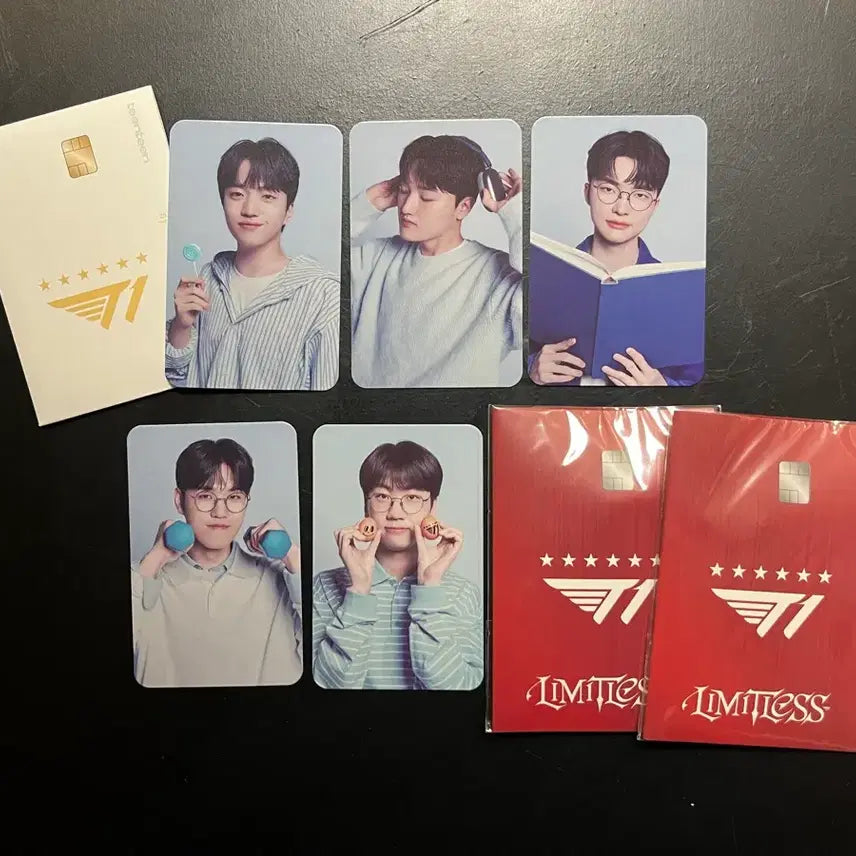 [BUNJANG] T1 Woori Bank Photocard Set (5 types) + Random Keyring (2 pcs) / 티원 T1 우리은행 포토카드 개인 5종+랜덤 키링2개 (미개봉 새제품)