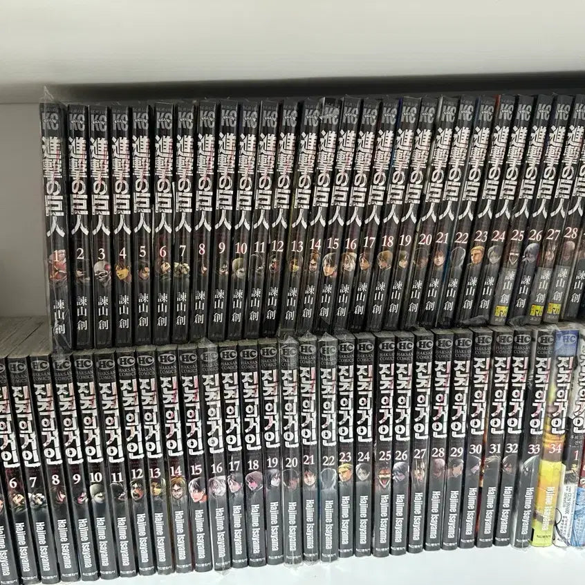 [BUNJANG] Attack on Titan Manga Complete Set (Volumes 1-34 Korean Edition, 1-33 Japanese Edition, Side Stories, Guidebooks) / 급전할인가) 진격의 거인 만화책 전권/원서 1~33권+외전/가이드북