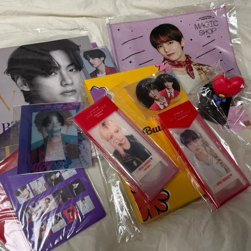 [BUNJANG] BTS V DICON Photobook, Magic Shop Mini Flag, Concert MD & BT21 Tata Bundle Set / 일괄양도)방탄 디아이콘 뷔 화보집&매직샵미니플래그&콘서트MD&BT21타타