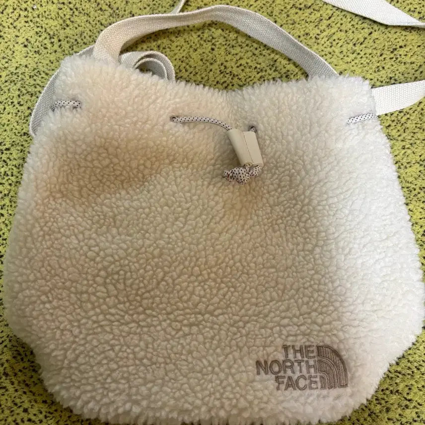 [BUNJANG] The North Face Fleece Shoulder Bag - Ivory / 노스페이스 뽀글이 숄더백 아이보리