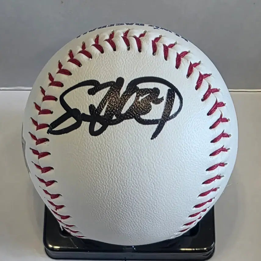 [BUNJANG] KT Wiz Hilliard Signed Baseball / 힐리어드 KT위즈 로고볼 싸인볼