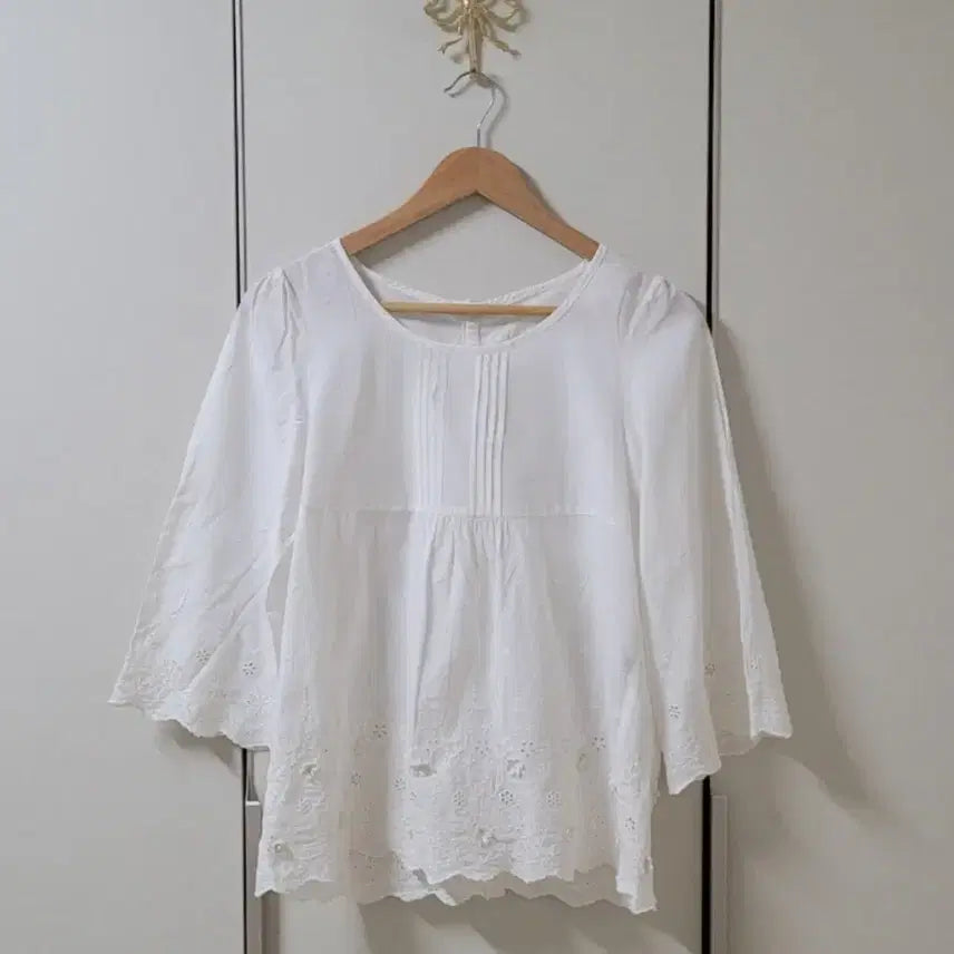 [BUNJANG] Earth Music & Ecology Pin-Tuck Button Embroidery Blouse Cardigan / 살안타템어스뮤직earthmusic 핀턱단추자수블라우스가디건빈티지모리걸카메