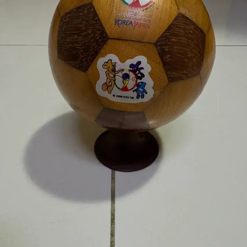 [BUNJANG] 2002 FIFA World Cup Korea-Japan Commemorative Wooden Soccer Ball (Limited Edition, Small Size) / 2002 월드컵 한국 일본 나무 축구공 한정판 작은 사이즈
